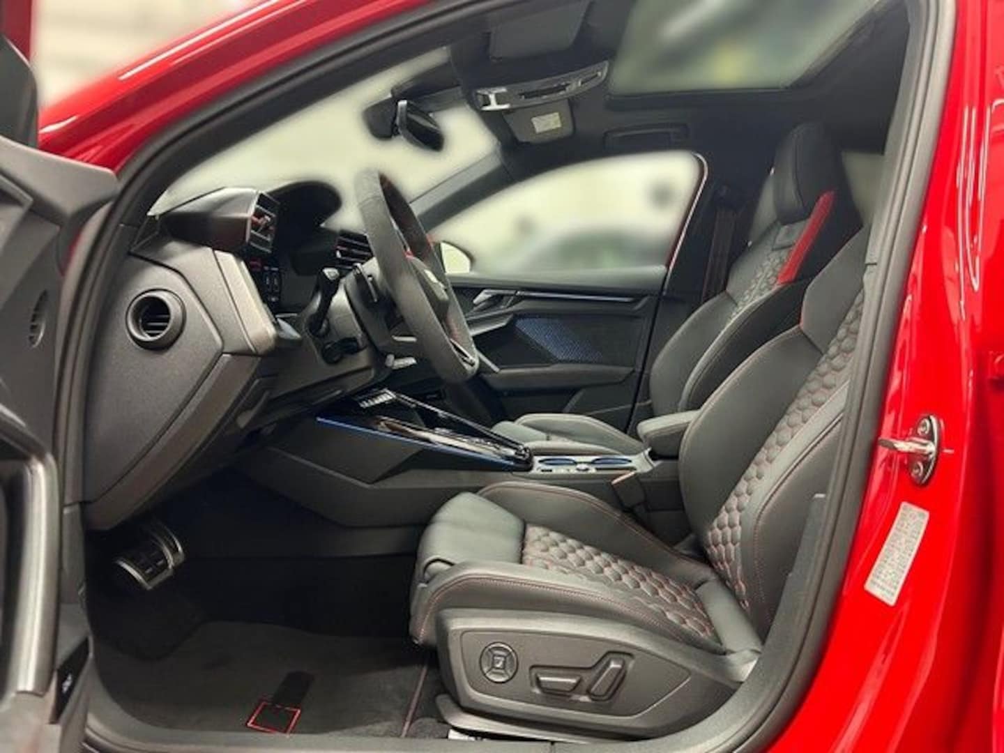Bild über Audi RS 3 Limousine TFSI quattro S tronic - für weitere Informationen kontaktieren Sie den Audi Partner