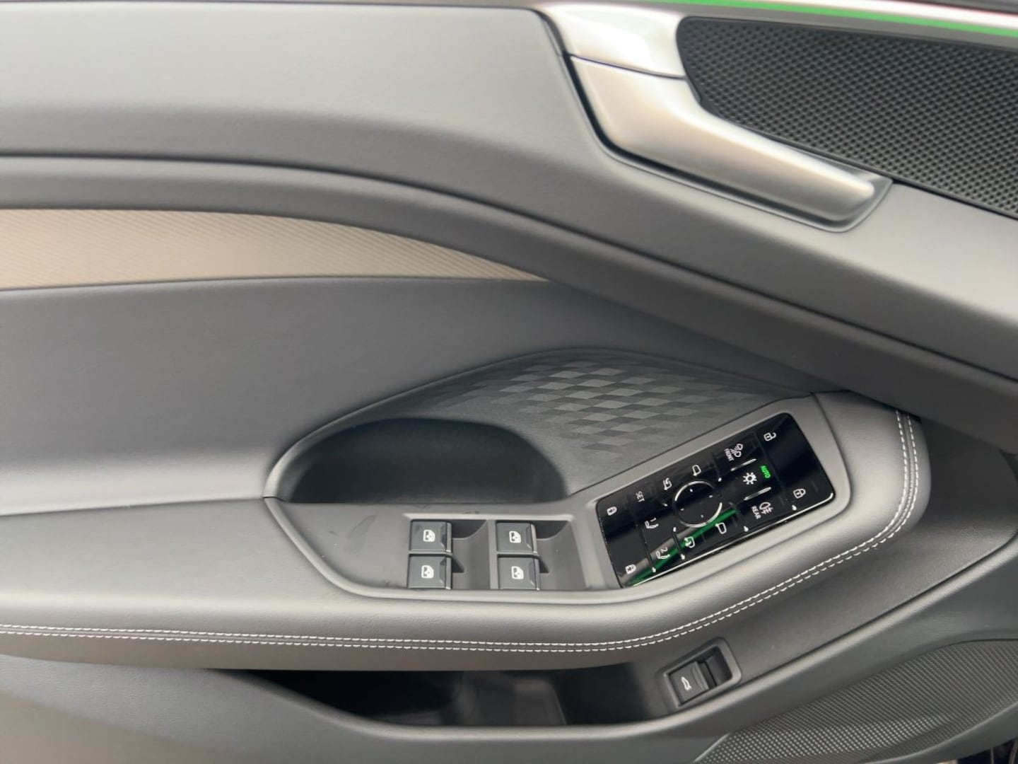 Bild über Audi A6 Avant TFSI 150 kW S tronic - für weitere Informationen kontaktieren Sie den Audi Partner