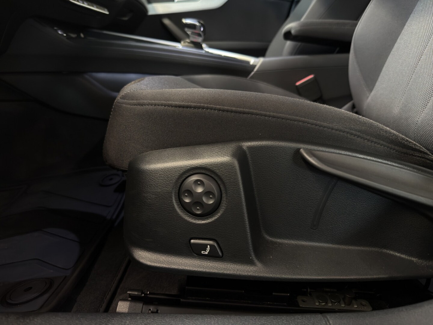 Bild über Audi A4 Avant 40 TFSI quattro S tronic - für weitere Informationen kontaktieren Sie den Audi Partner