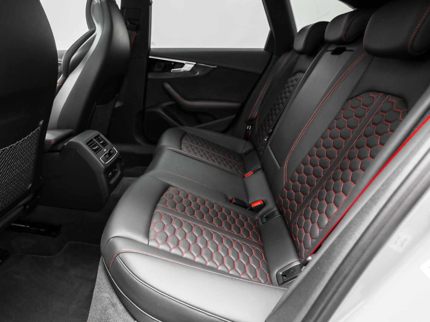 Bild über Audi RS 4 Avant TFSI quattro tiptronic - für weitere Informationen kontaktieren Sie den Audi Partner