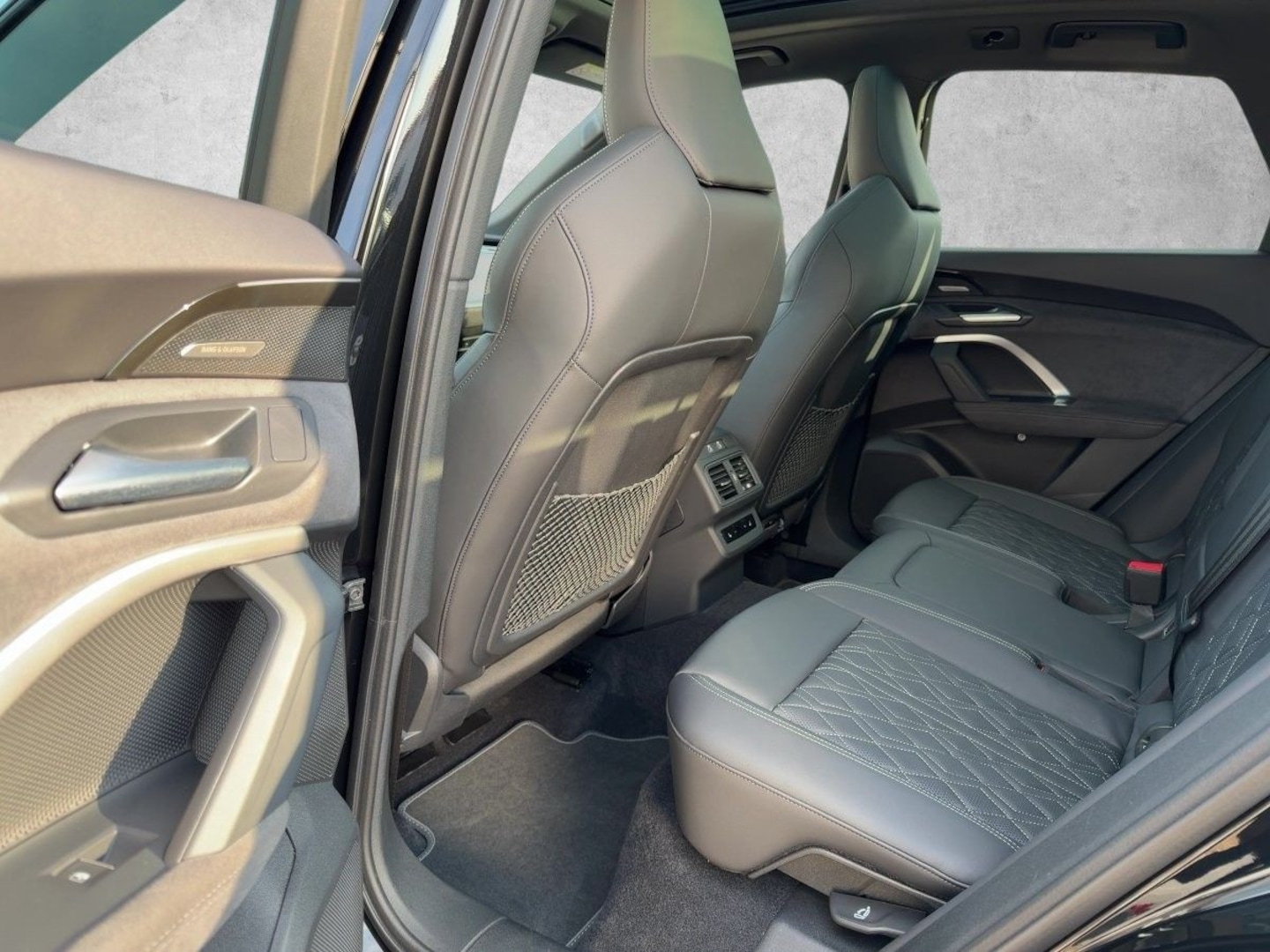 Bild über Audi SQ5 SUV edition one mit Akzenten mythosschwarz TFSI 270 kW S tronic - für weitere Informationen kontaktieren Sie den Audi Partner