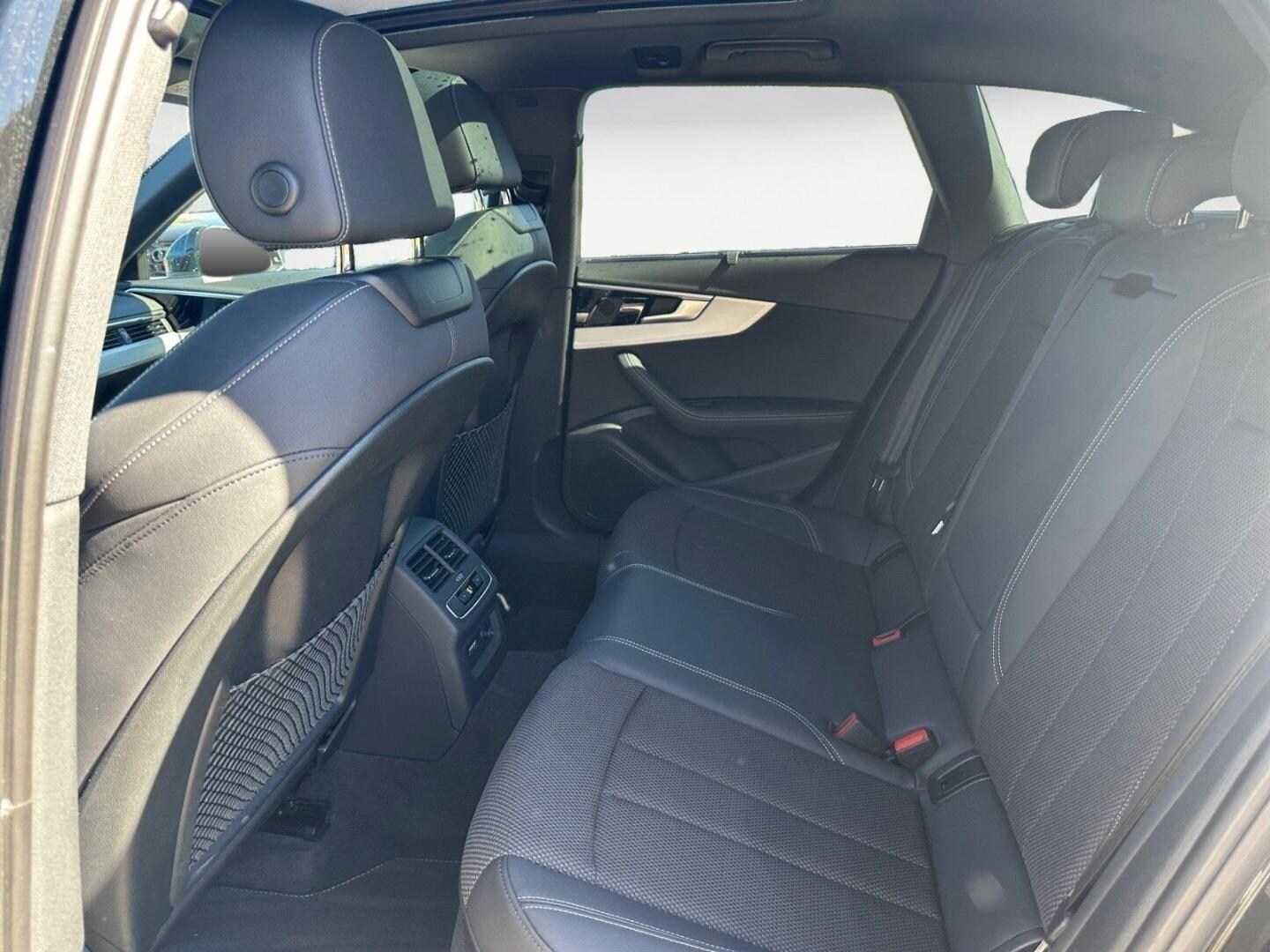 Bild über Audi A4 Avant S line 40 TFSI S tronic - für weitere Informationen kontaktieren Sie den Audi Partner