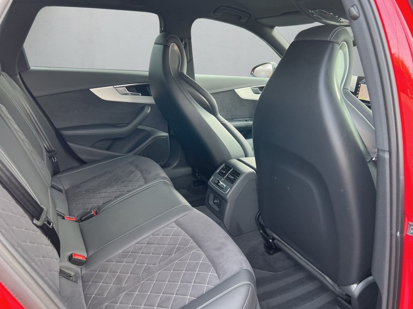 Bild über Audi RS 4 Avant TFSI quattro tiptronic - für weitere Informationen kontaktieren Sie den Audi Partner