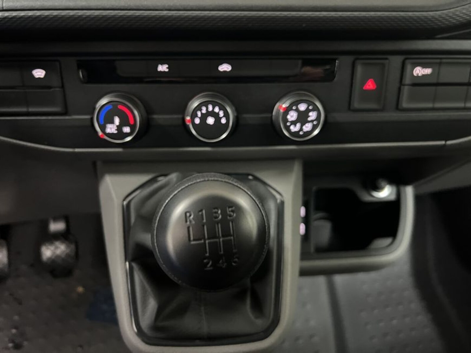 Volkswagen T6.1 Transporter Kasten kurzer Radstand – Bild 14
