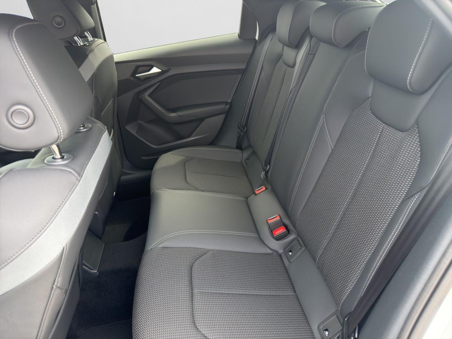 Bild über Audi A1 Sportback S line 30 TFSI S tronic - für weitere Informationen kontaktieren Sie den Audi Partner