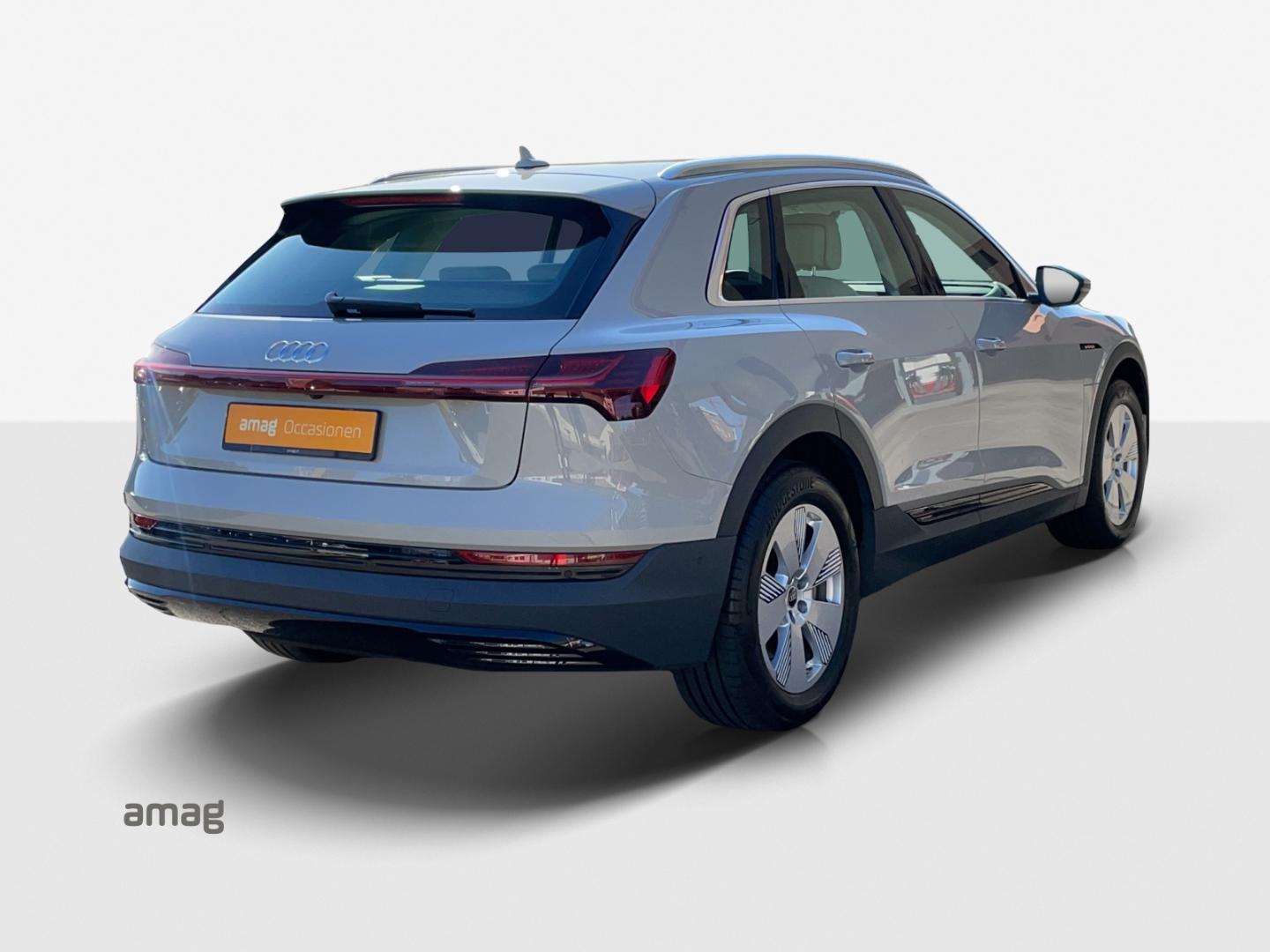 Bild über Audi e-tron Attraction 50 quattro 230,00 kW - for more details contact your dealer