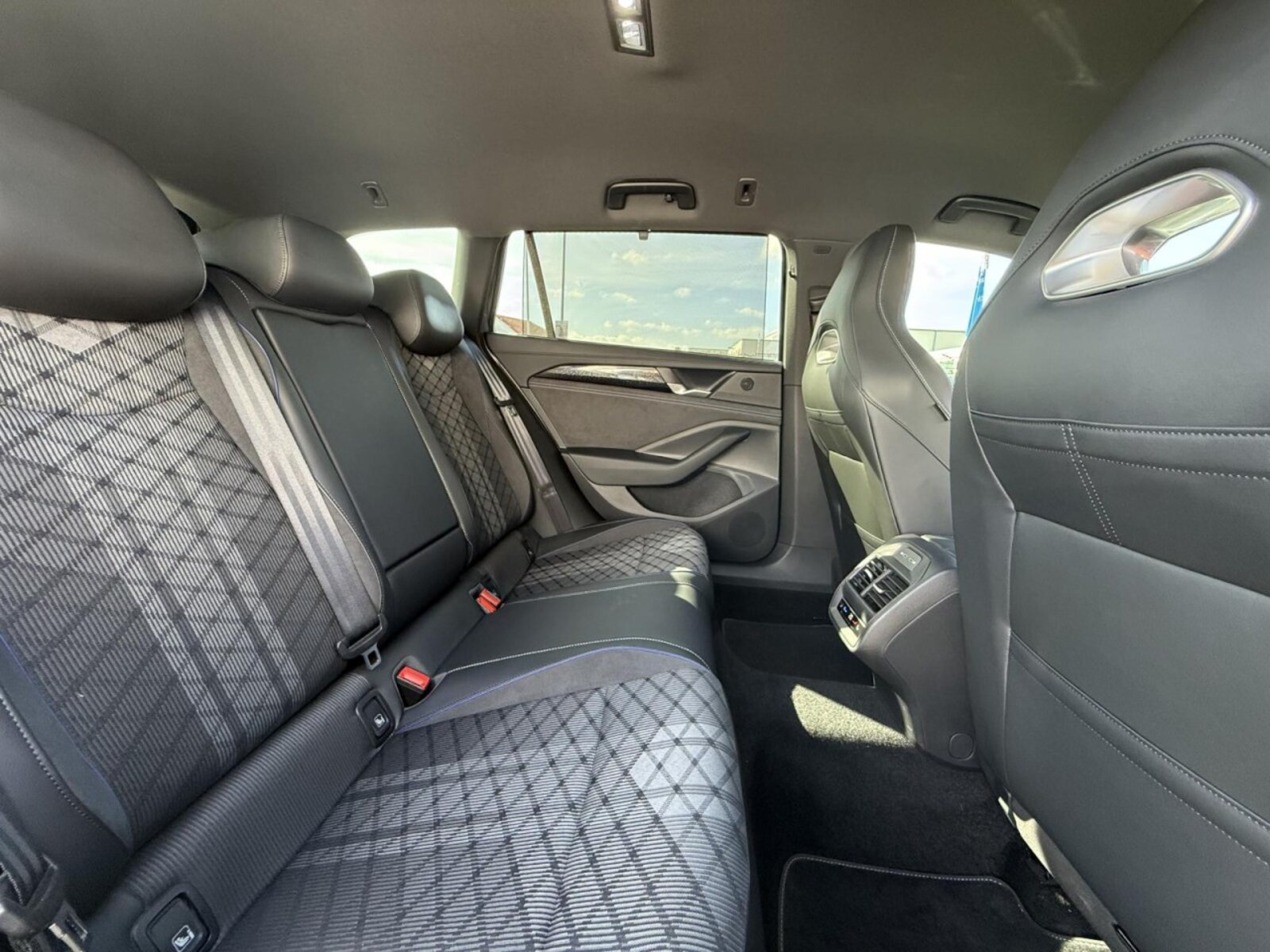 Volkswagen Passat – Bild 11