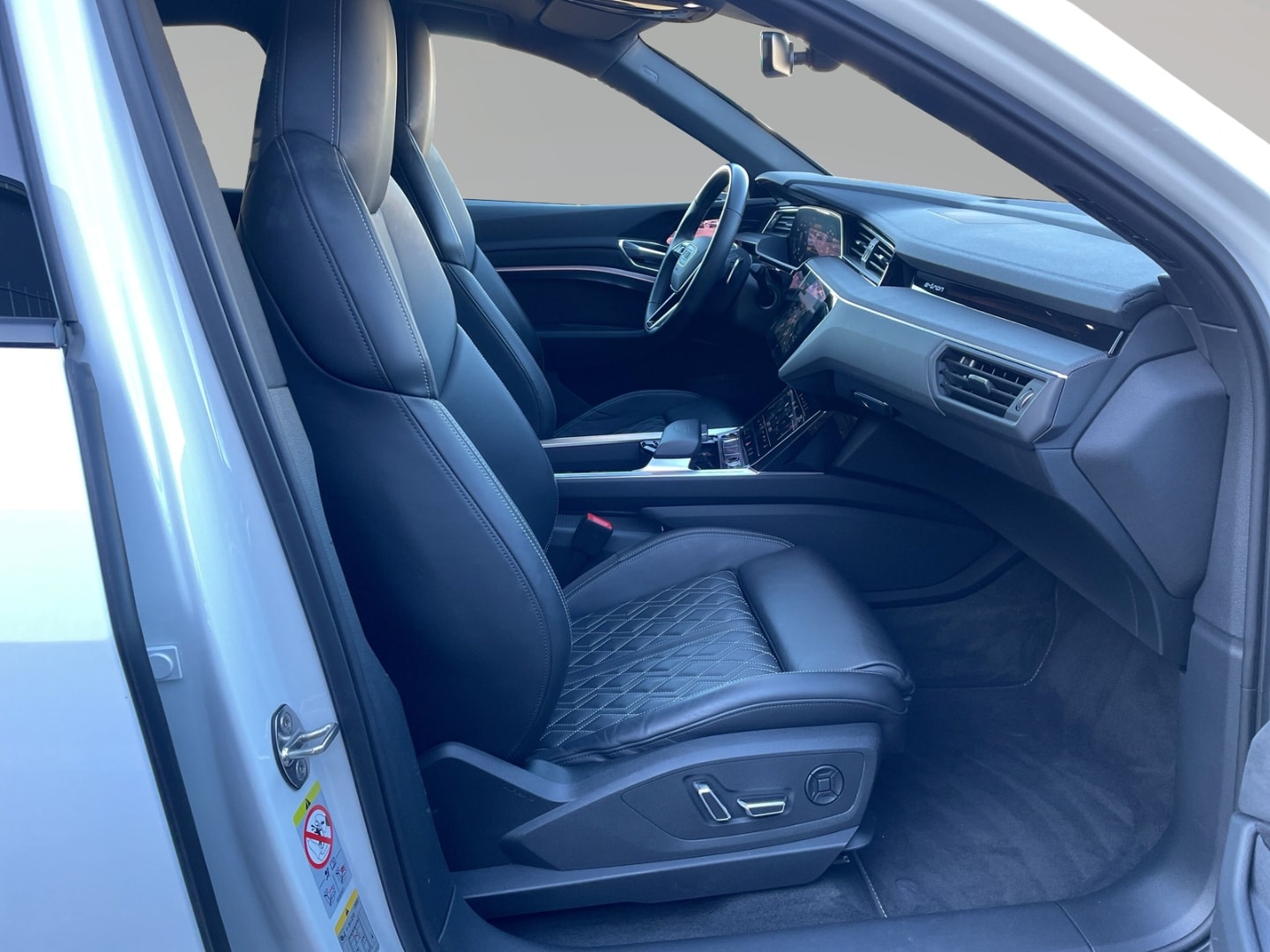 Bild über Audi e-tron S Sportback S e-tron quattro - für weitere Informationen kontaktieren Sie den Audi Partner