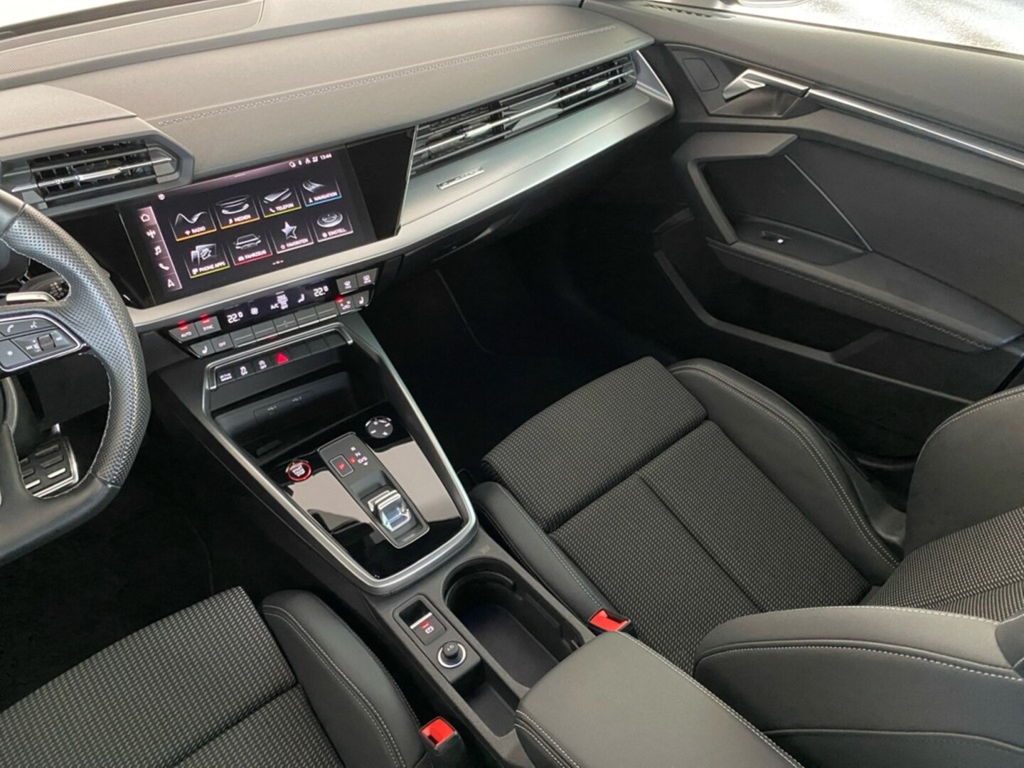 Bild über Audi S3 Limousine TFSI quattro S tronic - für weitere Informationen kontaktieren Sie den Audi Partner