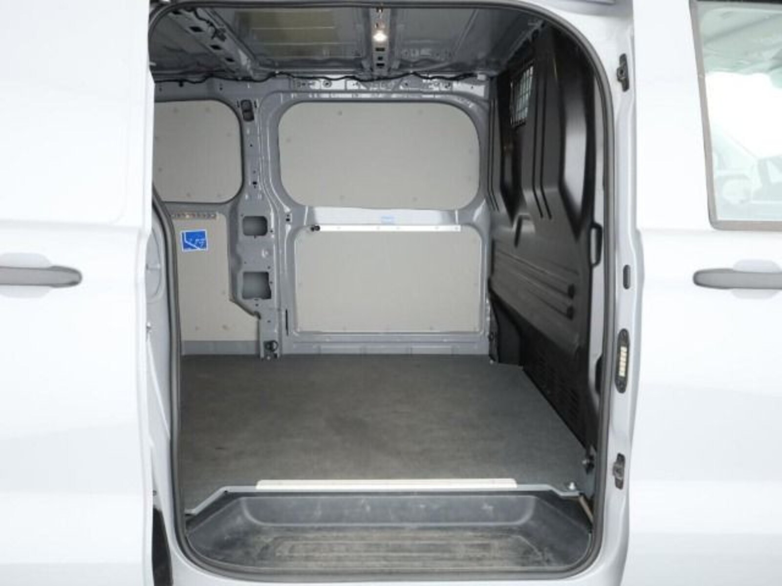 Volkswagen Transporter Kasten langer Radstand – Bild 7