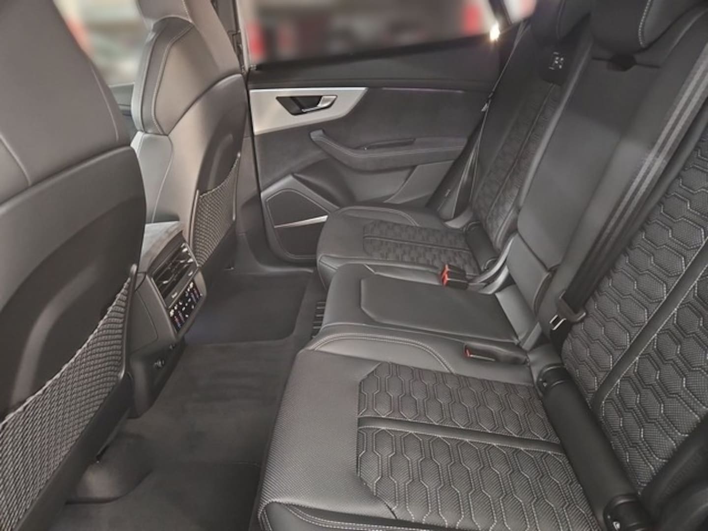 Bild über Audi RS Q8 SUV TFSI quattro 471 kW tiptronic - für weitere Informationen kontaktieren Sie den Audi Partner