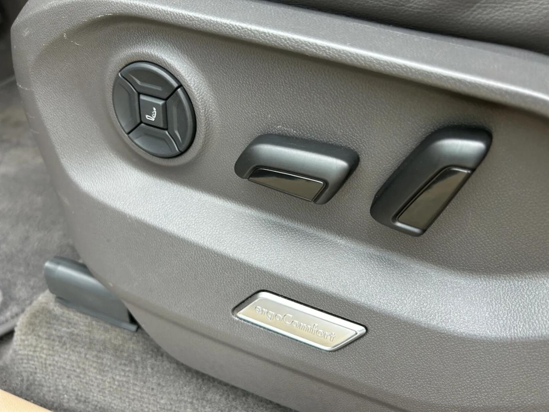 Volkswagen Touareg Model bazowy