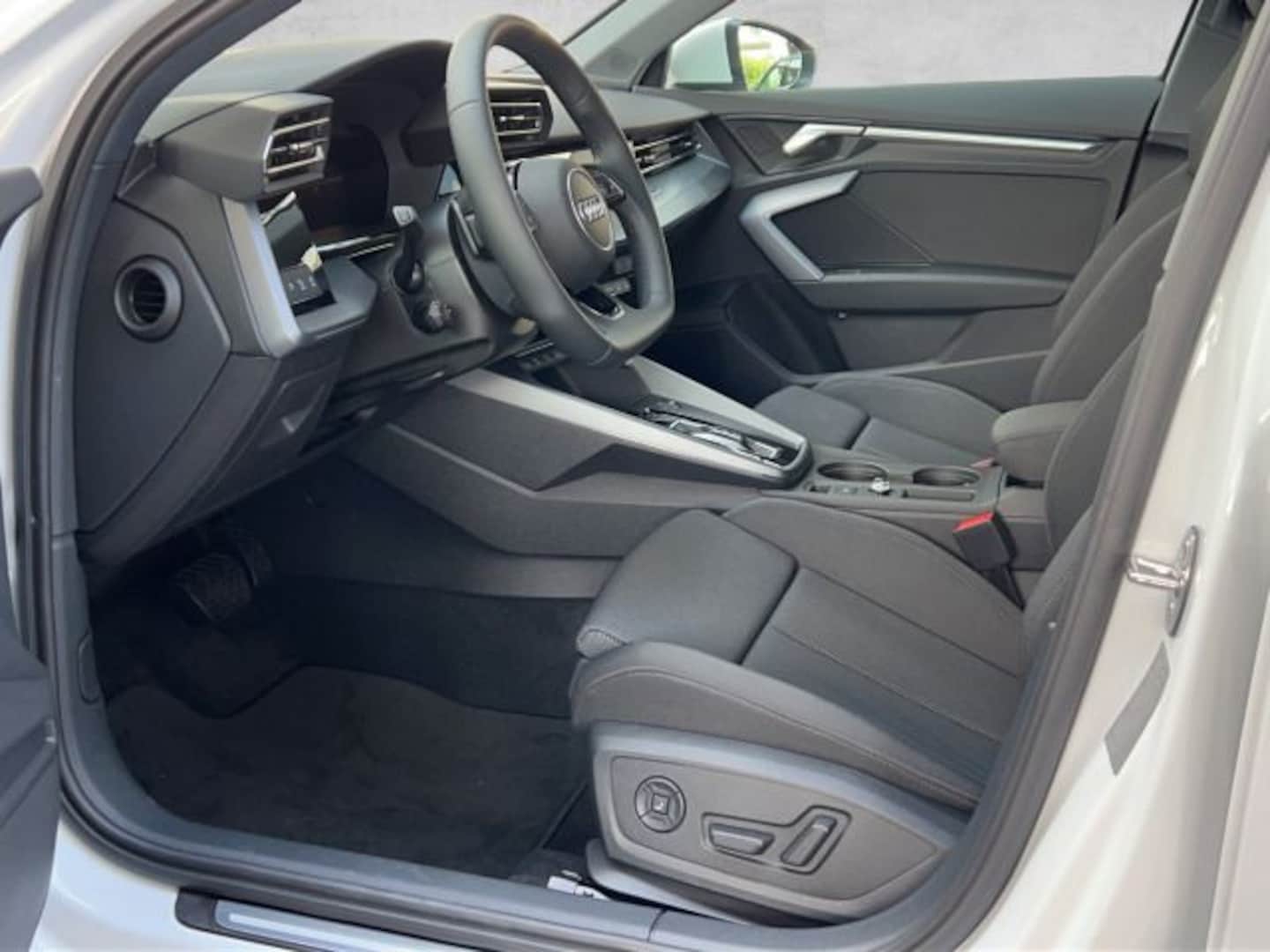 Bild über Audi A3 allstreet 35 TDI S tronic - für weitere Informationen kontaktieren Sie den Audi Partner