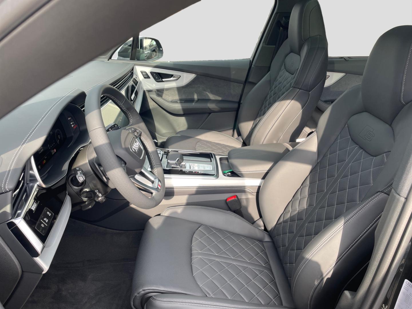 Image about Audi Q7 SUV TFSI e S line 55 TFSI e quattro tiptronic