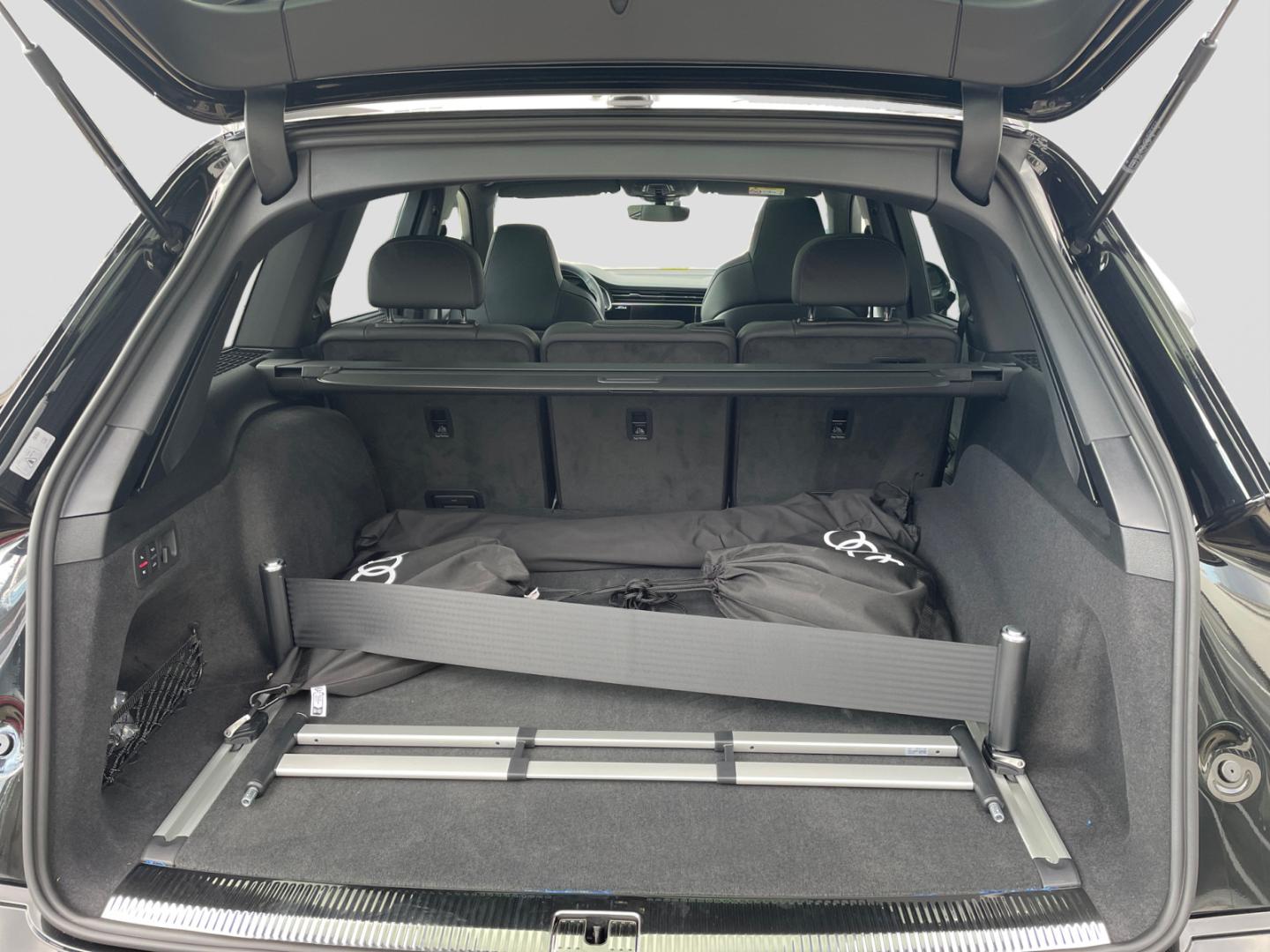 Image about Audi Q7 SUV TFSI e S line 55 TFSI e quattro tiptronic