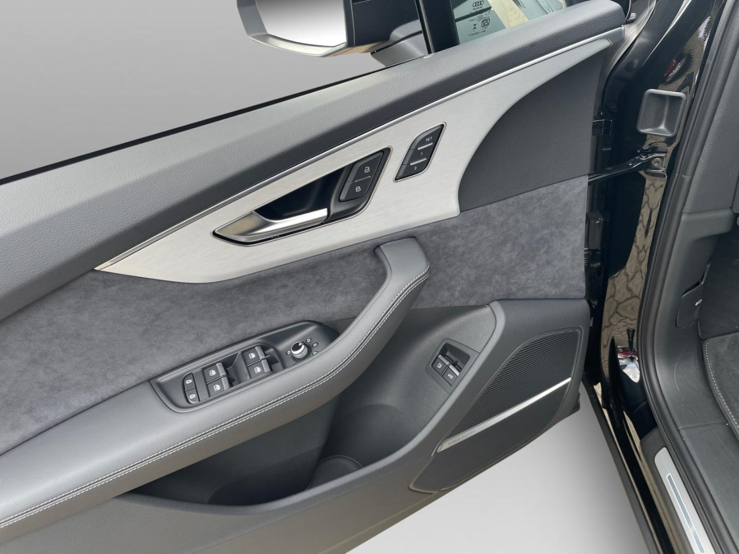 Image about Audi Q7 SUV TFSI e S line 55 TFSI e quattro tiptronic