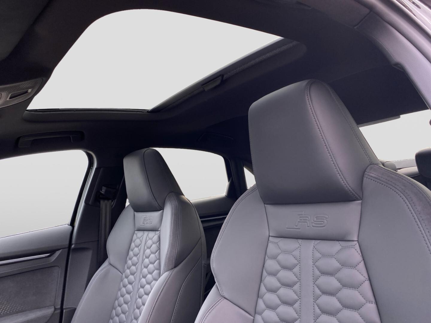 Bild über Audi RS 3 Limousine TFSI quattro 294 kW S tronic - für weitere Informationen kontaktieren Sie den Audi Partner