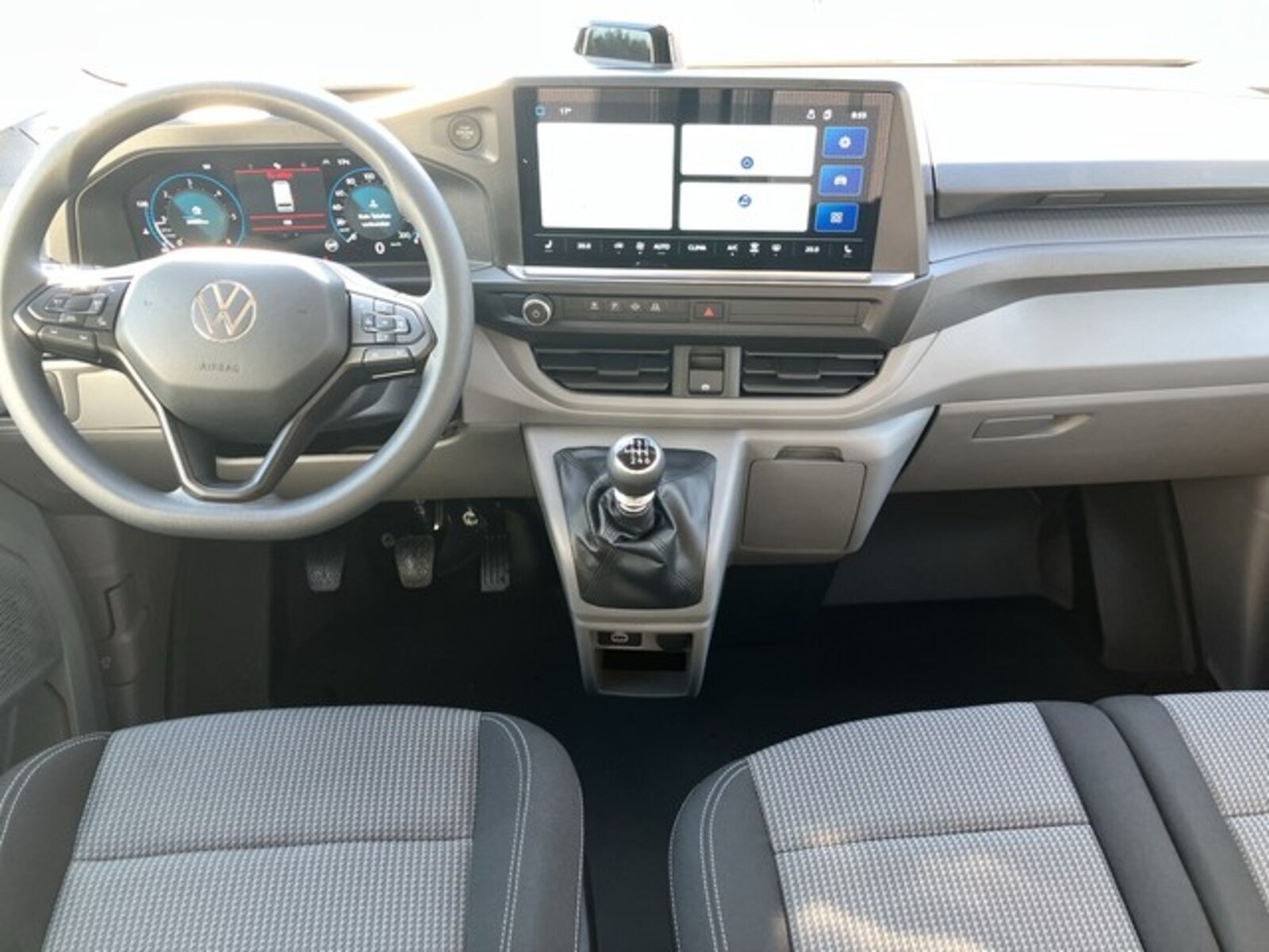Volkswagen Transporter Kombi langer Radstand – Bild 12