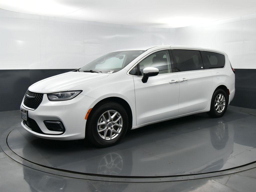 2023 Chrysler Pacifica Touring L's photo