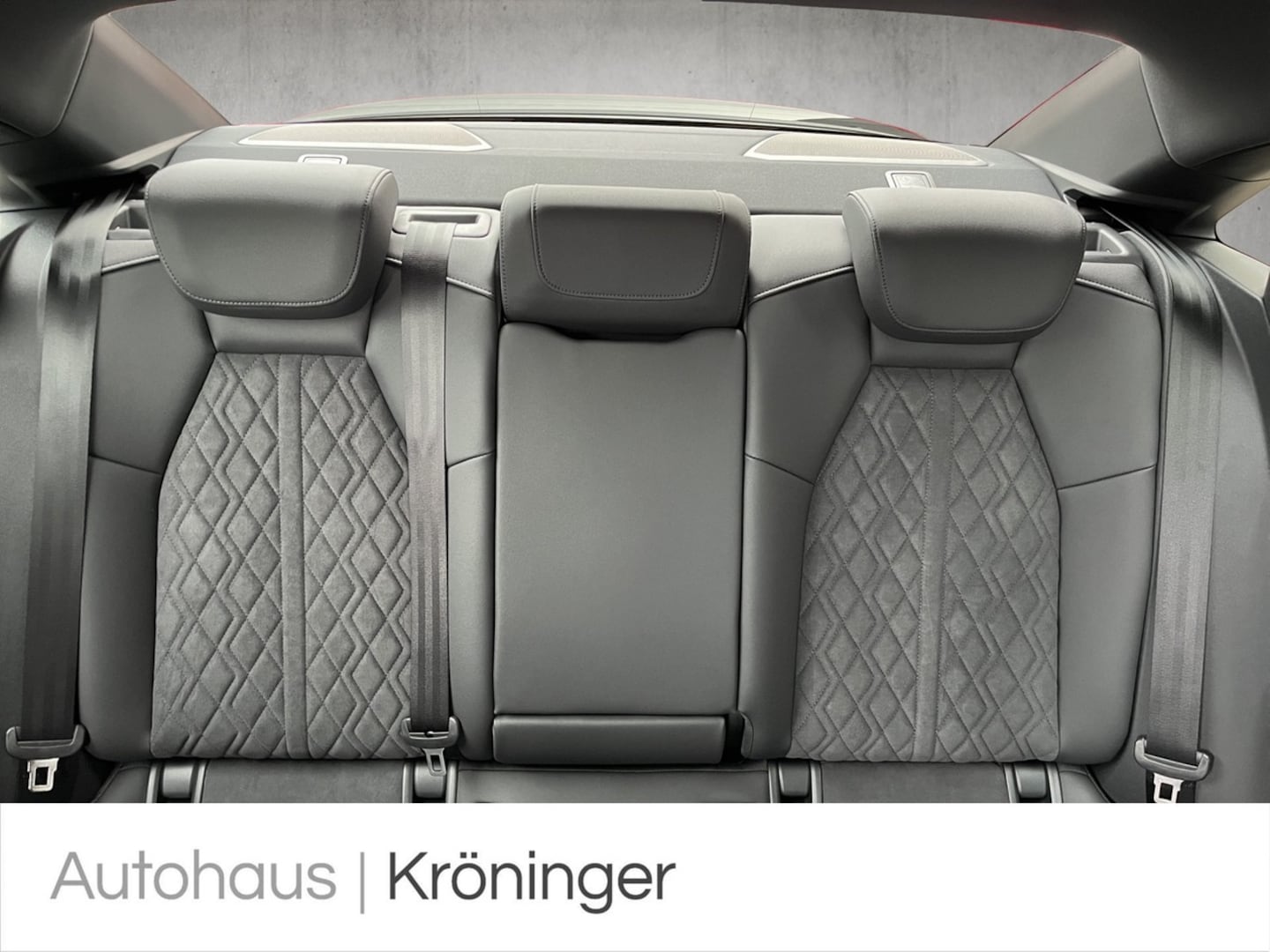 Bild über Audi RS 3 Limousine TFSI quattro S tronic - für weitere Informationen kontaktieren Sie den Audi Partner