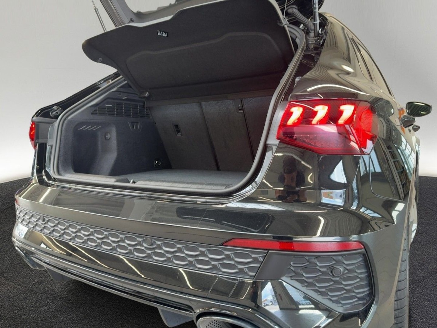 Bild über Audi RS 3 Sportback TFSI quattro S tronic - für weitere Informationen kontaktieren Sie den Audi Partner