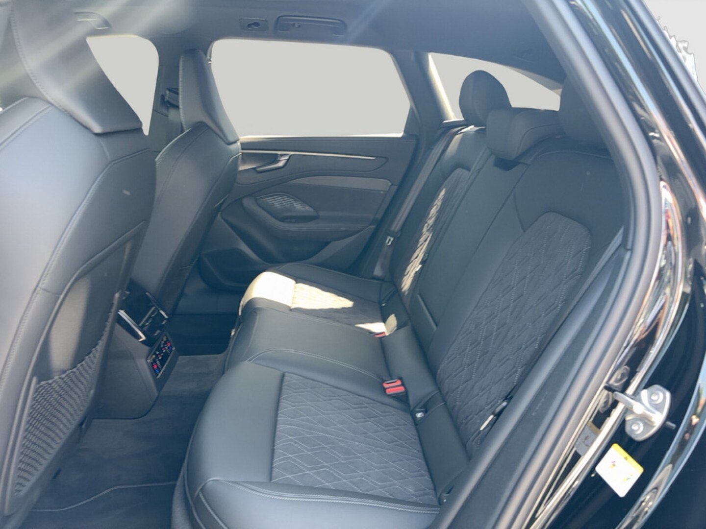 Bild über Audi A6 Avant edition one TDI quattro 220 kW S tronic - für weitere Informationen kontaktieren Sie den Audi Partner