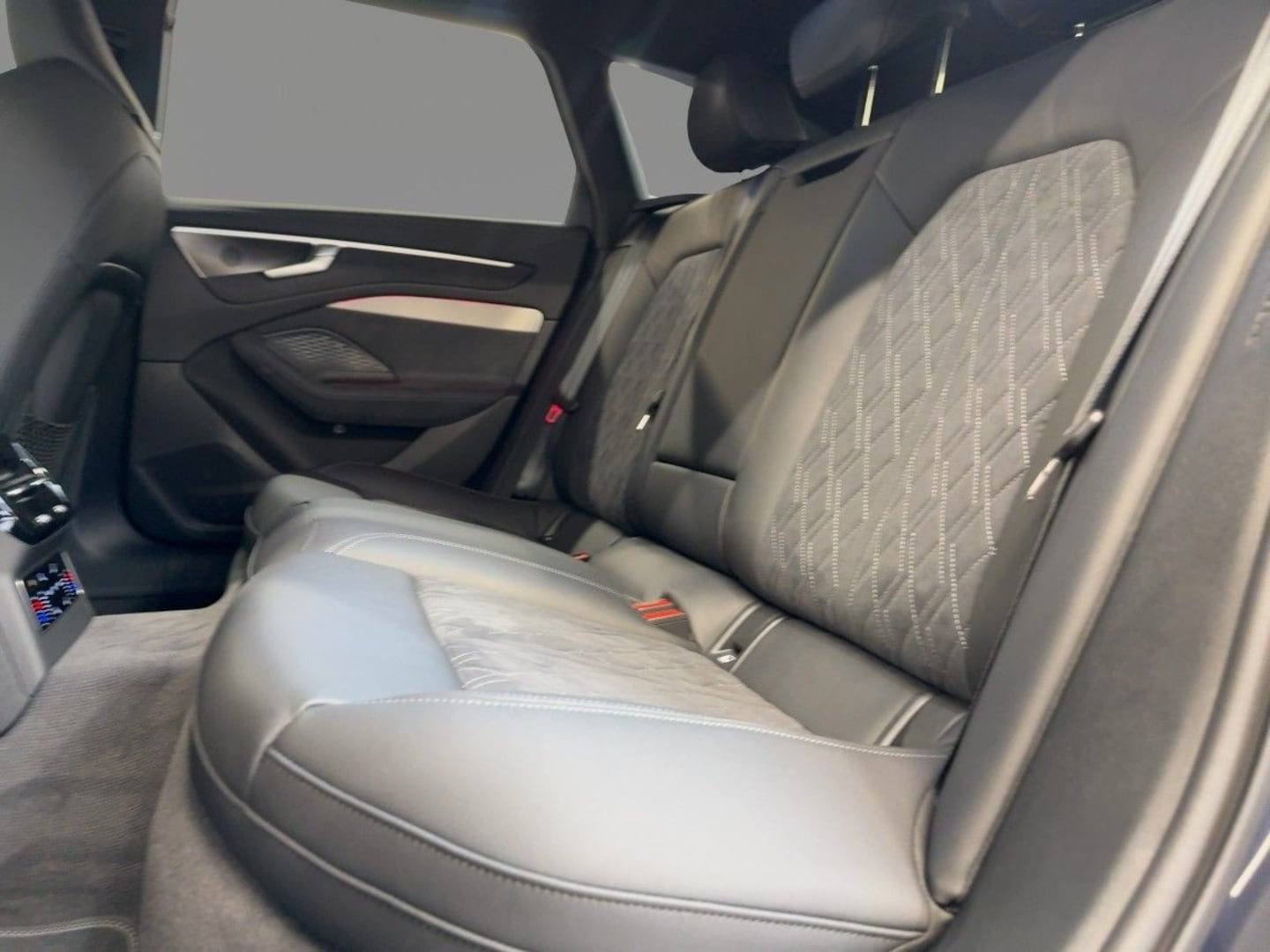 Bild über Audi A6 Avant e-hybrid e-hybrid quattro 270 kW S tronic - für weitere Informationen kontaktieren Sie den Audi Partner