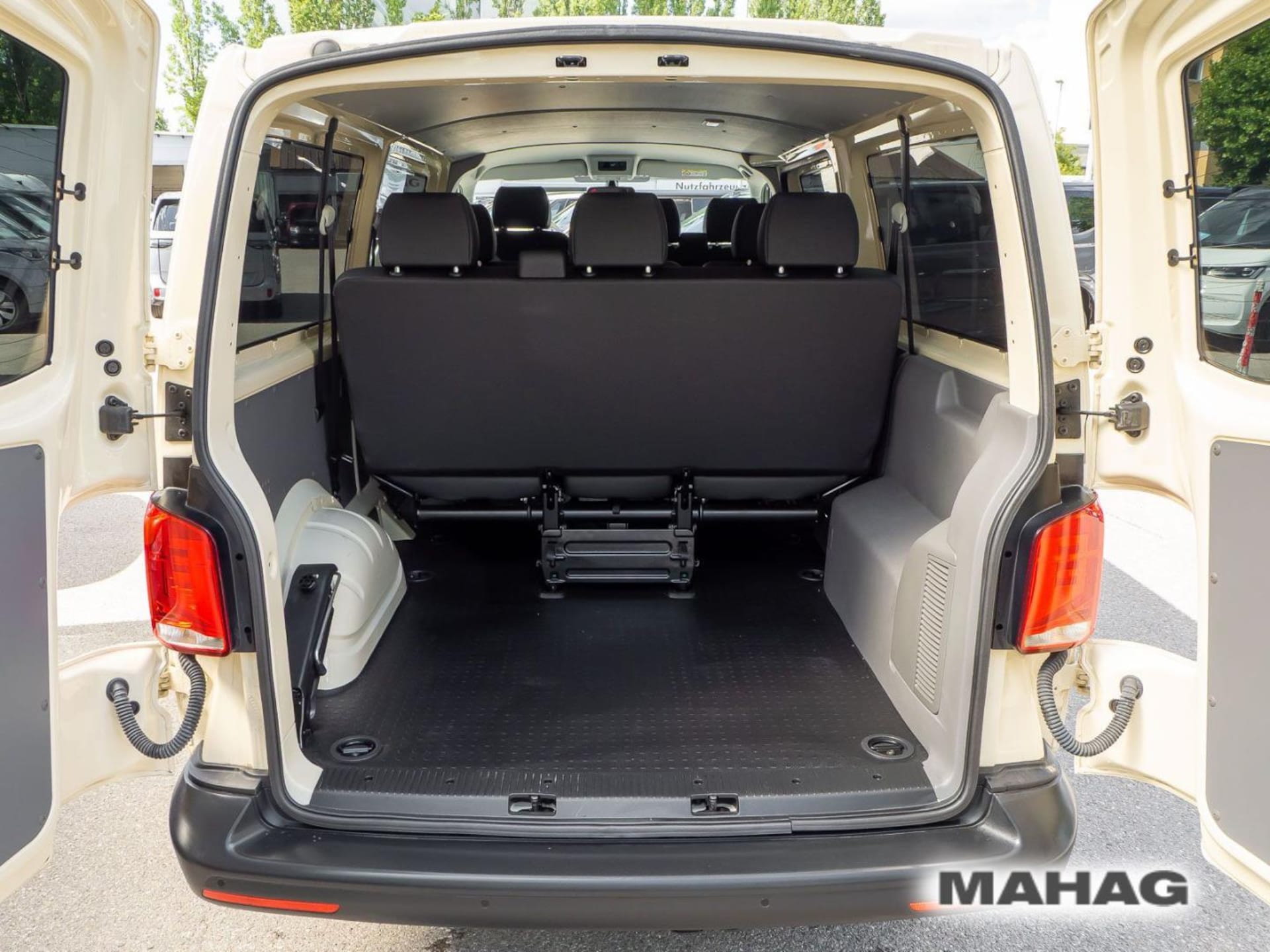Volkswagen T6.1 Transporter Kombi langer Radstand