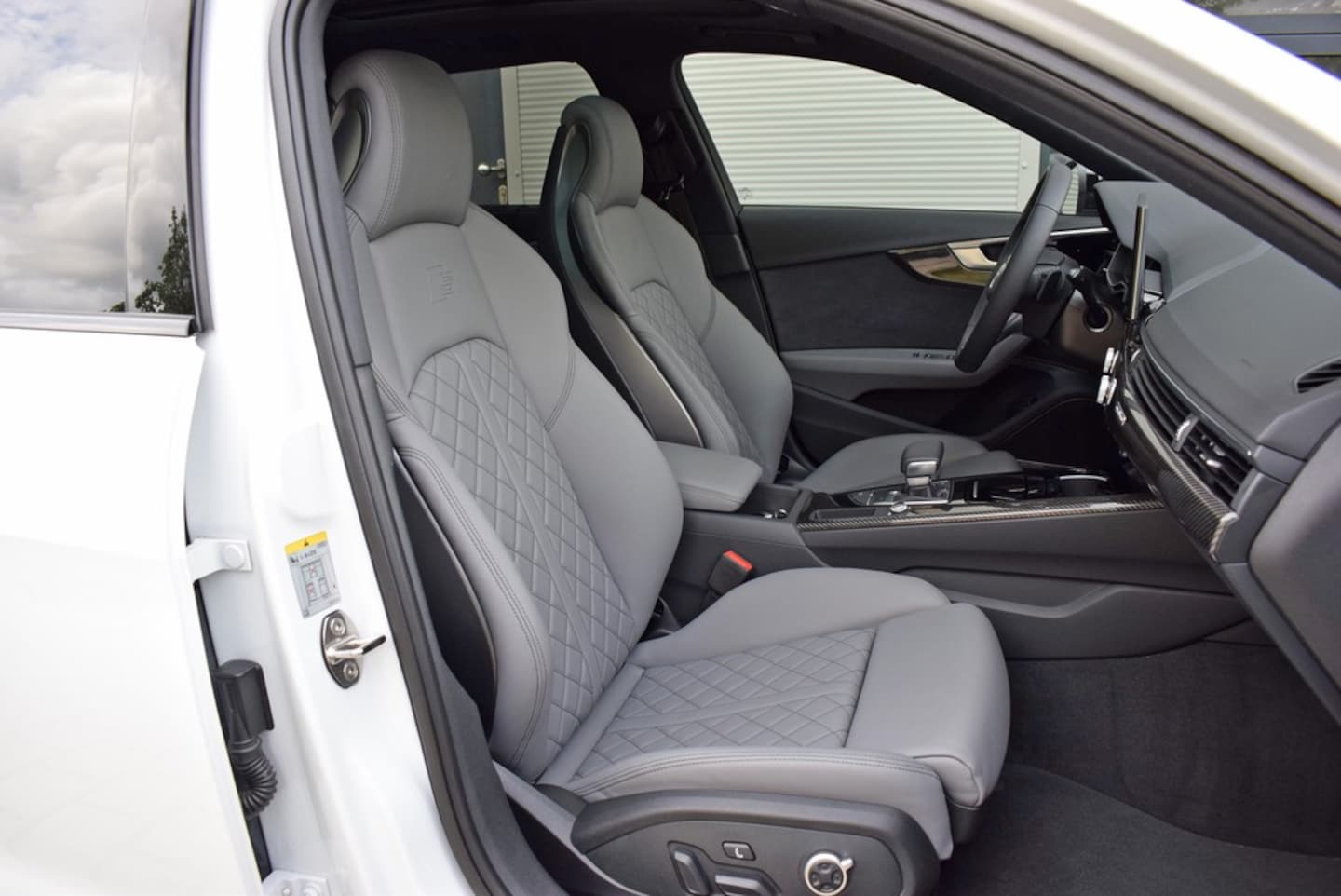 Bild über Audi A4 Avant S line 40 TDI quattro S tronic - für weitere Informationen kontaktieren Sie den Audi Partner